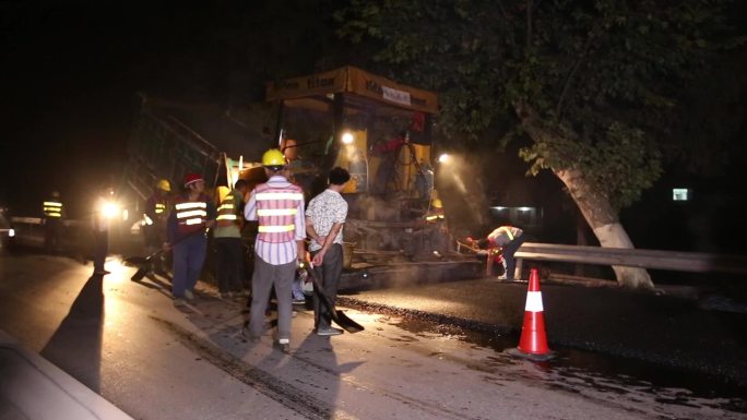 夜晚抢修道路