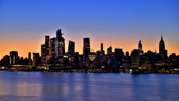 纽约市：横跨哈德逊河的天际线：日出延时