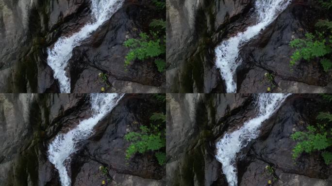 深山老林岩石瀑布