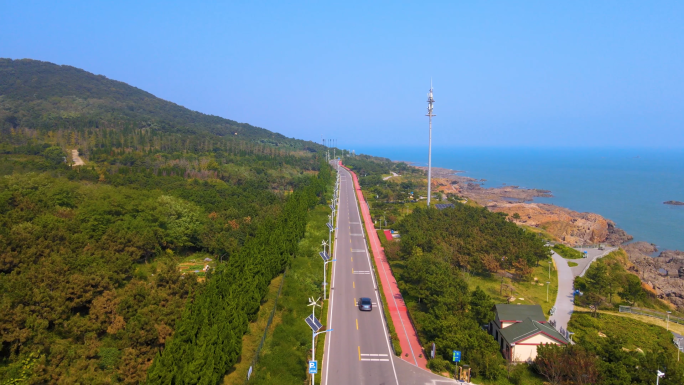 海岸线沙滩礁石海浪车辆向远方行驶