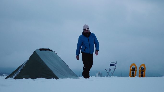 成熟的旅游帐篷，夜间独自在冬山露营。