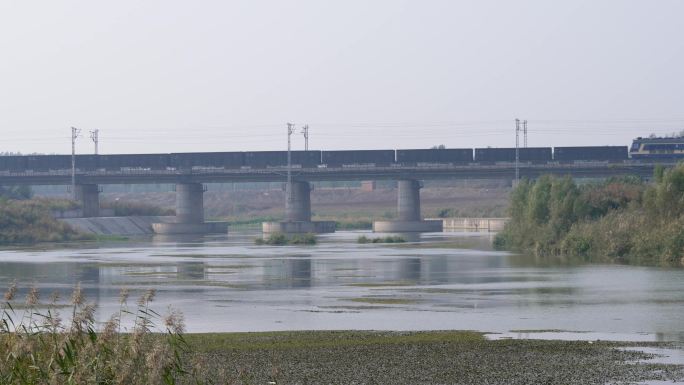 货运火车驶过铁道桥
