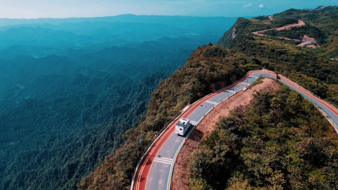 房车在山顶上行驶