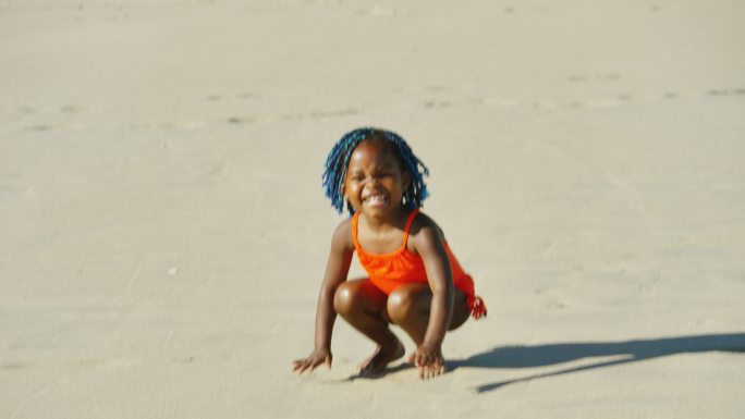 在阳光明媚的夏日海滩上描绘一个穿着泳衣的可爱嬉戏女孩