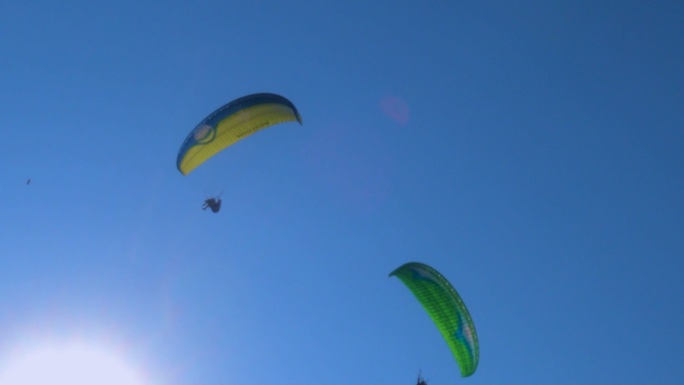 天空中的伞兵，在滑翔伞上享受晴朗的天气