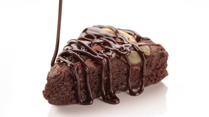 甜点-巧克力酱糖浆配布朗尼蛋糕