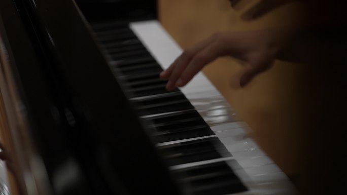 音乐会剧院男孩双手特写演奏弹钢琴曲琴键