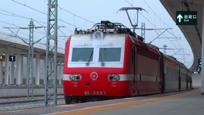 兰渝铁路渭源车站旅客列车进站