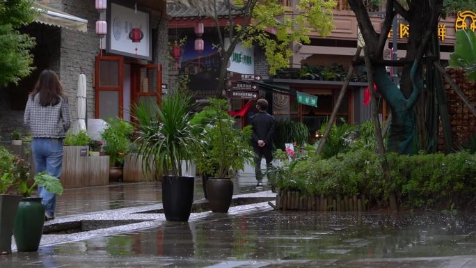 雨天的商业小街