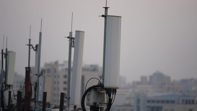城市屋顶天线信号塔4G5G接收器数字信息