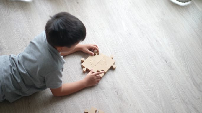 亚洲男孩玩创意玩具和益智玩具。发现、创意和解决方案的概念