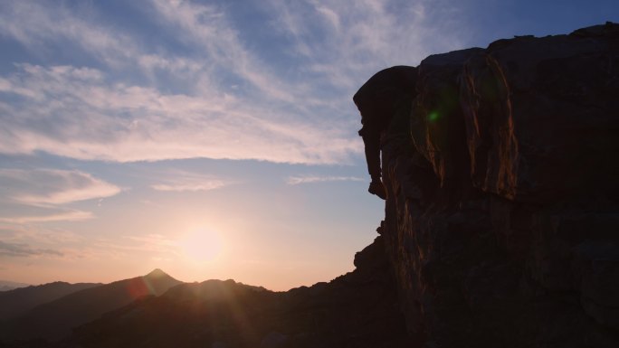 夕阳逆光爬山 跳跃而下