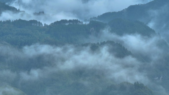 山中的高压线塔