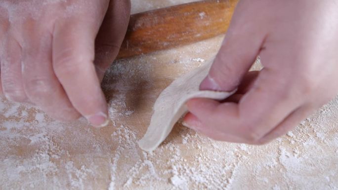 擀饺子皮过年美食擀面杖包饺子妈妈的味道7