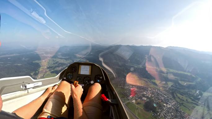 加速视角：飞行员控制滑翔机并在晴朗的天空中做滑翔圈