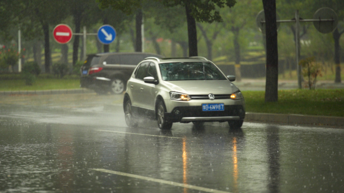 雨中行车