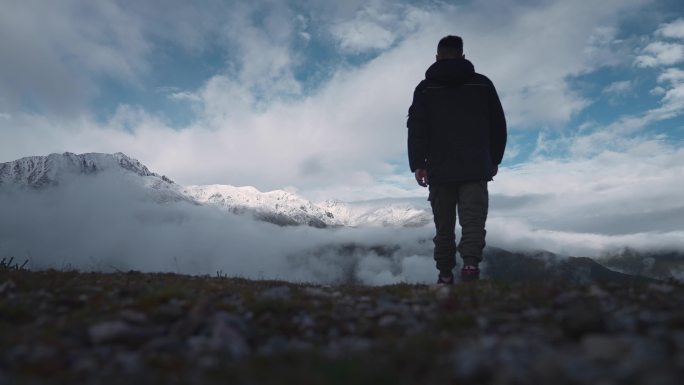 男子眺望雪山 登山脚步 胜利 追梦人