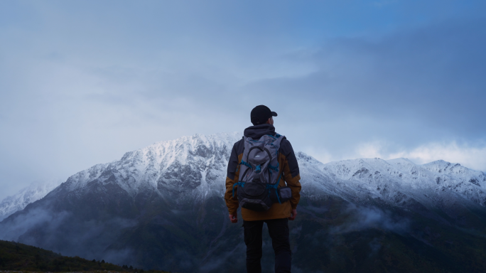 旅行者 背包客 眺望雪山 追梦人