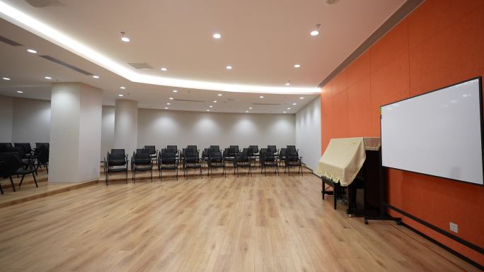 培训班音乐教室钢琴装修椅子灯光实拍原素材