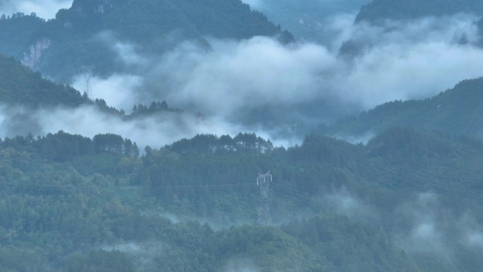 航拍云雾缭绕的群山