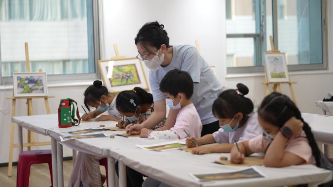 艺术画画绘画培训班老师指导孩子小朋友实拍