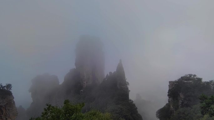 云雾缭绕的险峻山峰