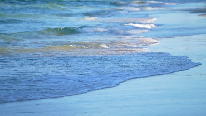 慢动作海滩波浪特写。和平的概念