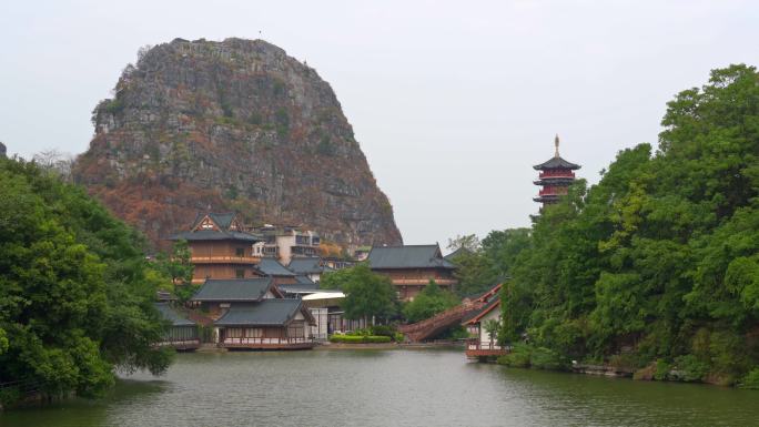 中国广西桂林漓江边的中式传统古建筑风光