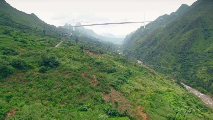 中国贵州峡谷上的巴林河大桥鸟瞰图。