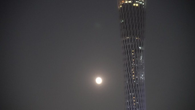 夜晚广州塔和月亮在一起