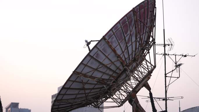 城市屋顶卫星接收器数字信号塔4G5G实拍