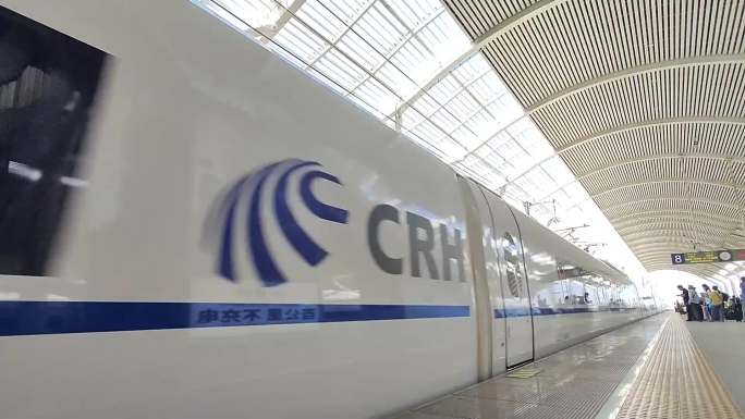 高铁进站复兴号和谐号高铁站