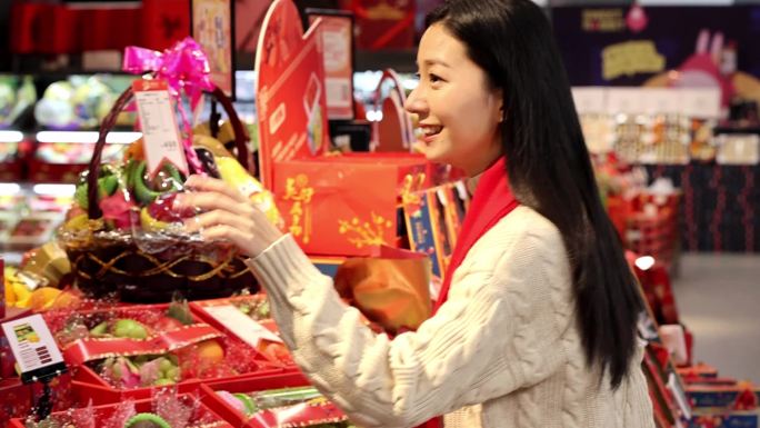 情侣逛超市买年货