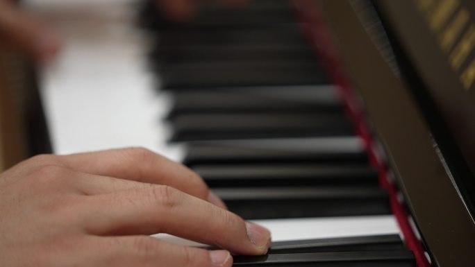 男孩双手演奏弹钢琴曲实拍原素材琴键黑白