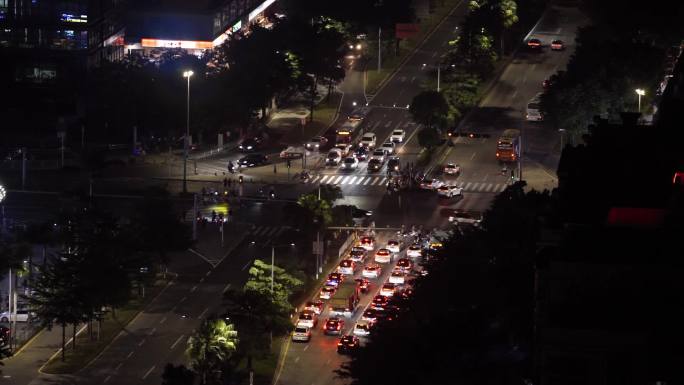 俯视视角下夜晚深圳的路面交通和车灯