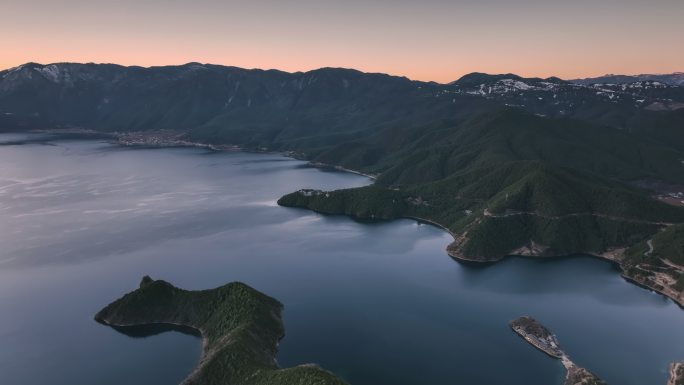 日出时分，泸沽湖依然漆黑