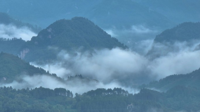 山中的高压线塔