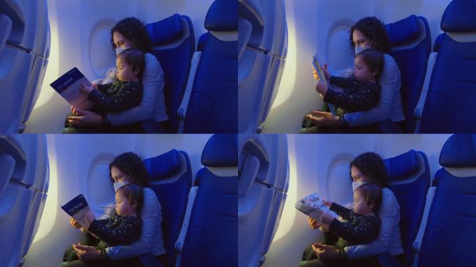 妈妈和她的孩子在飞机上看书