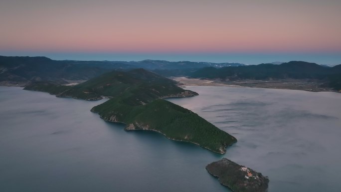 日出时分，泸沽湖依然漆黑