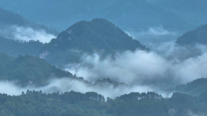 山中的高压线塔