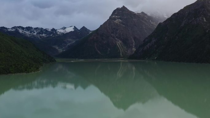 航拍阴天的新路海山水风光