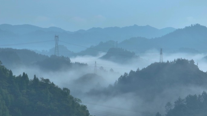 山中的高压线塔