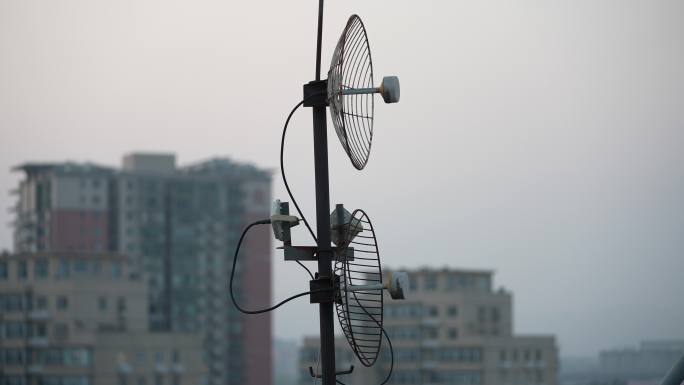 城市屋顶天线无线电信号塔卫星信息接收器