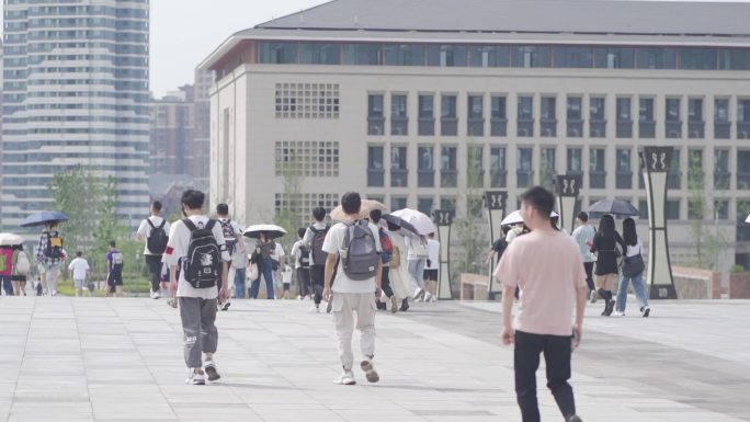 大学生校园生活放学操场踢球跑步