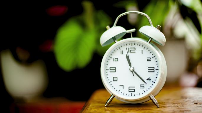 时间和工作白色闹钟以极快的速度走动生命中的时间概念