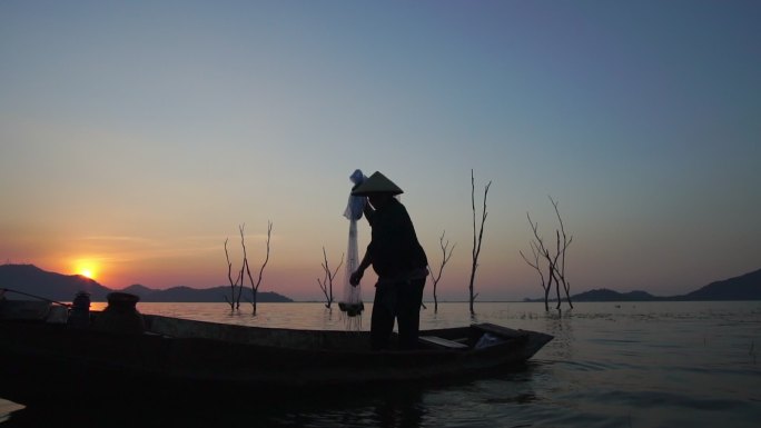HD慢动作：当地渔民早上在水中撒网捕鱼的生活方式