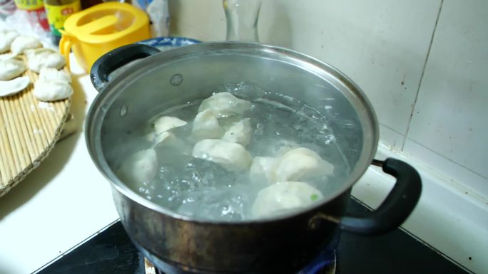 锅中的饺子开水