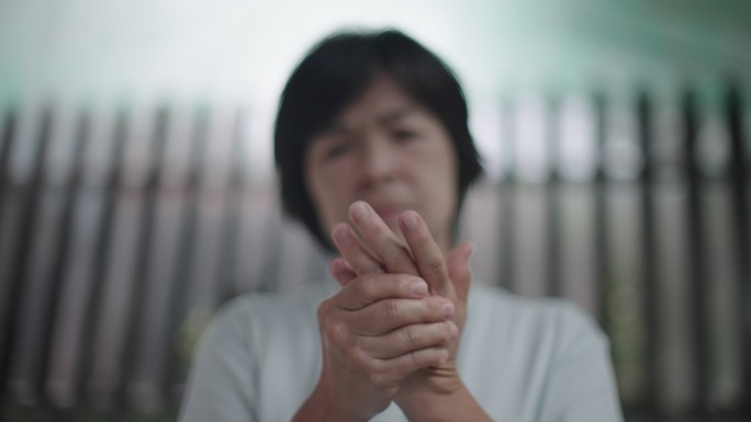 亚洲女性手痛风湿女人