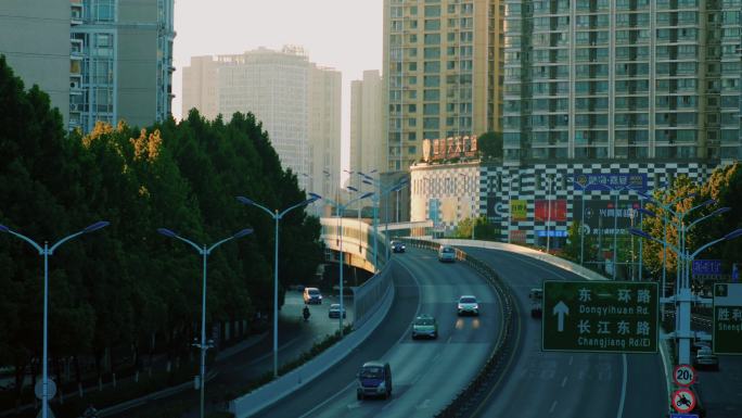 早起上班的人，清晨的城市