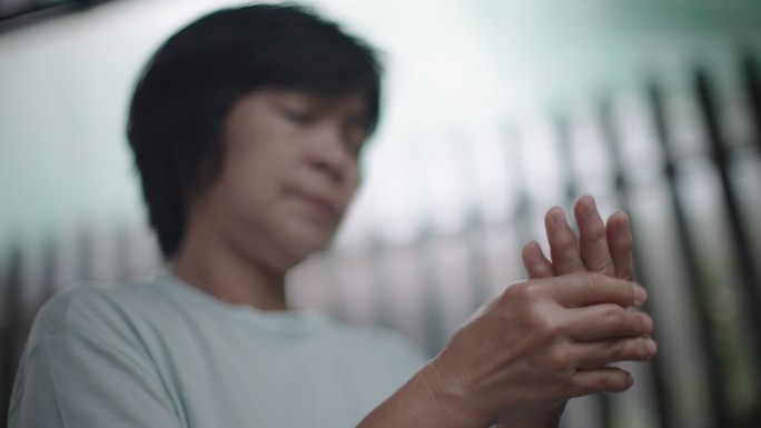 亚洲女性手痛老人手指关节炎